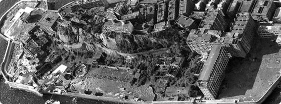 岩礁の海上都市「軍艦島（端島）」のモノクローム画像　Part2