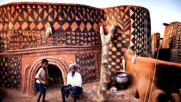 幾何学模様が壁のすべてに描かれたアフリカ、カッセーナ族の土の家。