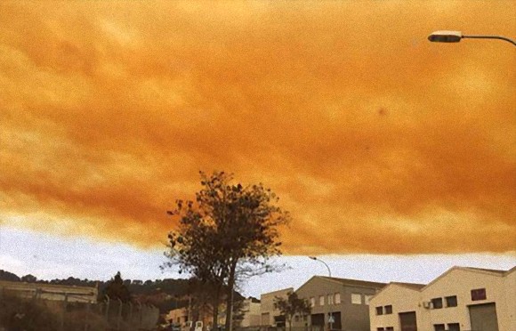 オレンジ色の雲があたり一面を覆う。スペインの終末的光景を作り上げた原因は化学工場爆発事故だった。