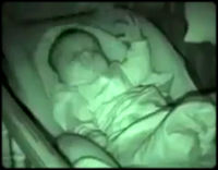 真夜中のミステリー、何者かに操られている赤ちゃん？