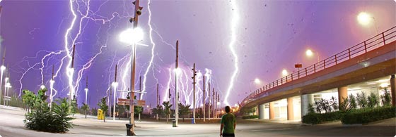 アテネのオリンピック・スタジアムで集中発生した落雷の写真42枚をつなぎ合わせて1枚にした画像とメイキング映像