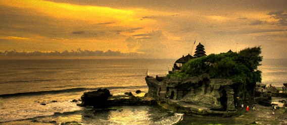 夕暮れ時のシルエットが美しい、バリ島、タナロット寺院