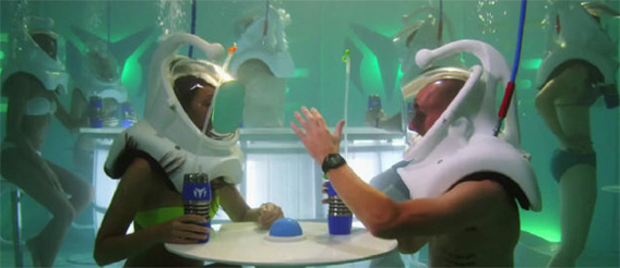 水中にナイトクラブが出現！？水着姿で酸素マスクをつけながら飲み明かす人々（ニューヨーク）