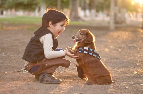 世界で一番かわいいチューバッカとハン・ソロ。少年と親友のダックスフント犬。