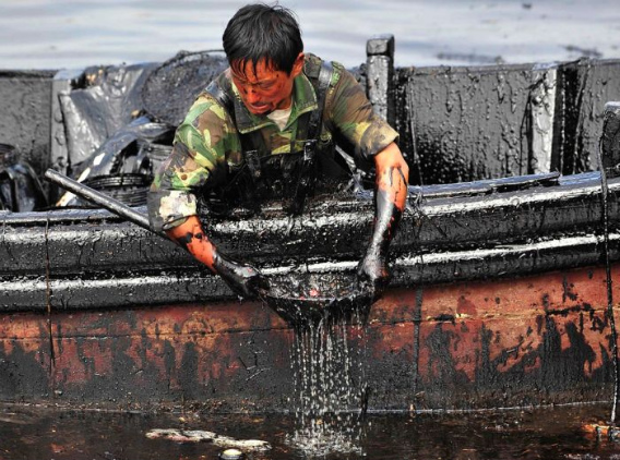 cleaning_dalian_harbor_19