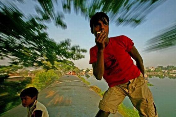 harrowing_bangladesh_train_hopping_images_02