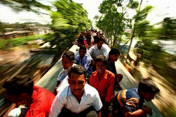harrowing_bangladesh_train_hopping_images_13