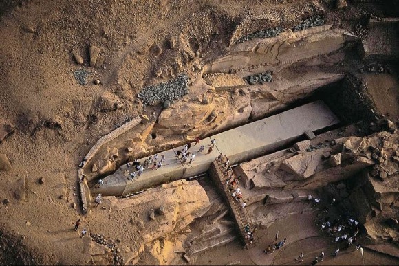3500年前から採石場に横たわる、未完成のオベリスク(エジプト)