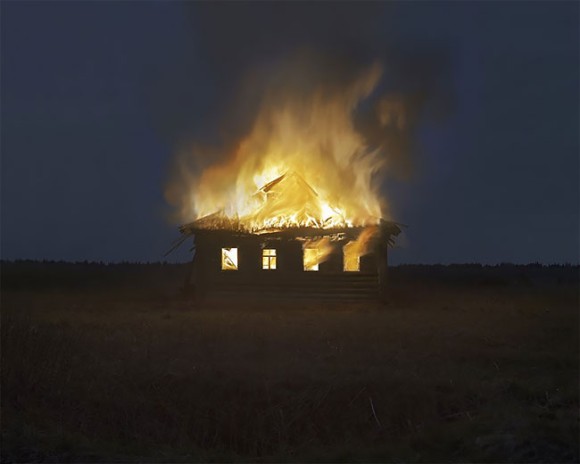 ロシア人写真家が廃村に火をつけ全焼させるというパフォーマンス。農業政策に対する抗議が込められていた(ロシア)