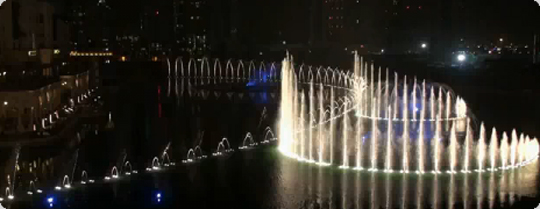 世界最大の噴水、ドバイ大噴水の夜景に浮かび上がる大迫力の噴水ショー