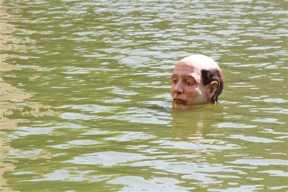 池に浮かぶ政治家の生首。イサーク・コルダルの浮遊彫刻（フランス）