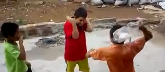 激しすぎ、メキシコの子どもたちのジャンケンで勝った人が頭を叩くゲーム
