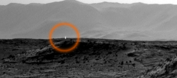 宇宙人がキャンプファイア？火星の地表から謎の光が噴射（NASA）
