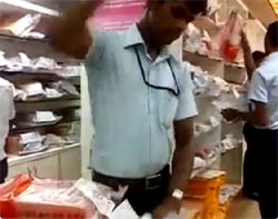 インド人にびっくり！音速レベルで商品の包装をするサリー屋の店員
