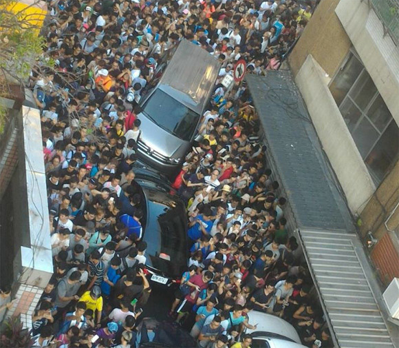 人多すぎて地面が見えない！「カビゴンいるぞ～」の合図で人沸き過ぎる台湾のポケモンGO事情