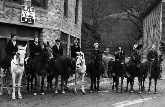 アメリカでは女性が馬に乗って本を届ける時代があった。女性図書館員「ブックウーマン」（1940年前後）【トリビア】