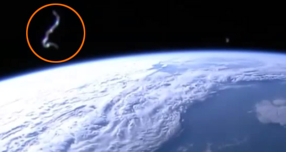 スペースワーム？使徒？国際宇宙ステーションのライブカメラがとらえた地球上空に浮かぶ半透明のエンティティ