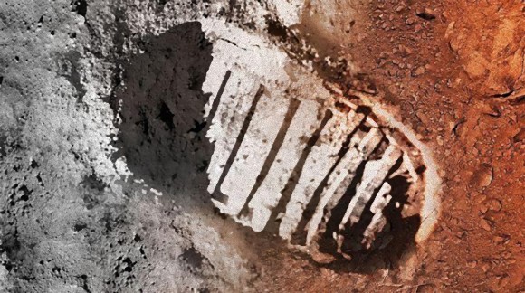 な、なんだってー！NASAの火星探査機が撮影した画像には足跡が残されていた。