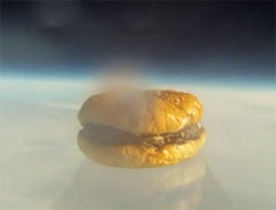 宇宙初のハンバーガー。ハンバーガーを宇宙に届けてみた
