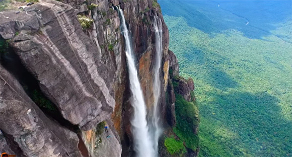 世界最大の落差を誇るあの滝はこんなにも壮大だった。ドローンカメラで接写した、「エンジェルフォール」奇跡の光景