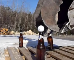 訓練された操縦士はショベルローダーを我が手のように器用に使いこなしこんなことまで！