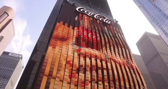 浮き出て凹んで波ウネウネ。コカ・コーラが世界初の「3Dロボティクス看板」を設置（米ニューヨーク）