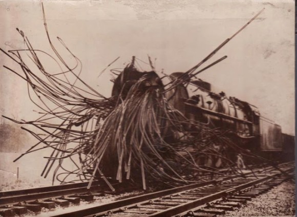 機関車トーマスの苦労がわかる。蒸気機関車の度し難い事故の状況を今に伝える記録写真