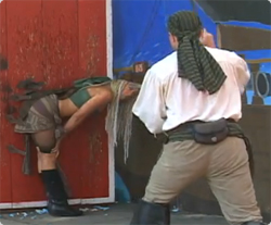 脅威のナイフ投げ、アメリカの大道芸人のスゴ技