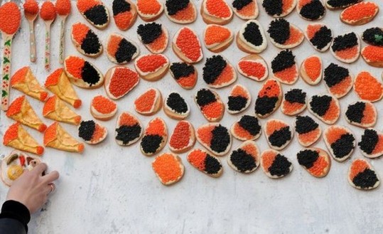 1258610652_how_black_caviar_is_made_22