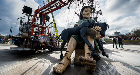 巨大な少女の操り人形が父を探す為に町を練り歩く。英リバプール「Sea Odyssey」（画像+動画）