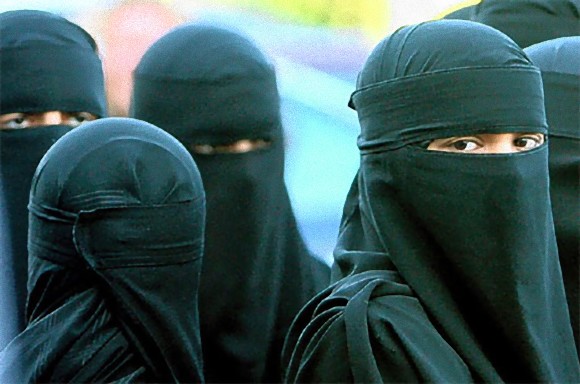 イスラム教徒の人々は公共の場で女性はどんな服装がふさわしいと考えているのか？ - mirojoan's Blog