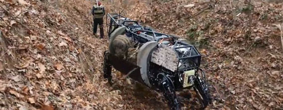 「進め！」と命ずるとトコトコついてくる。どこまで進化する？軍用四脚ロボットに人の言葉を認識する機能が追加