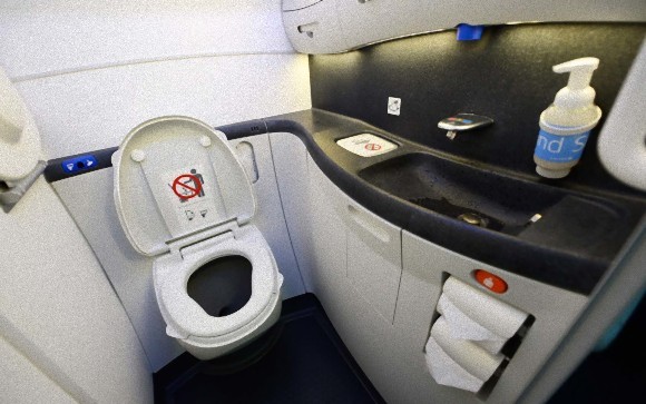 かつて乗客は段ボールで用を足していた。飛行機のトイレに関する10の事実【トリビア】