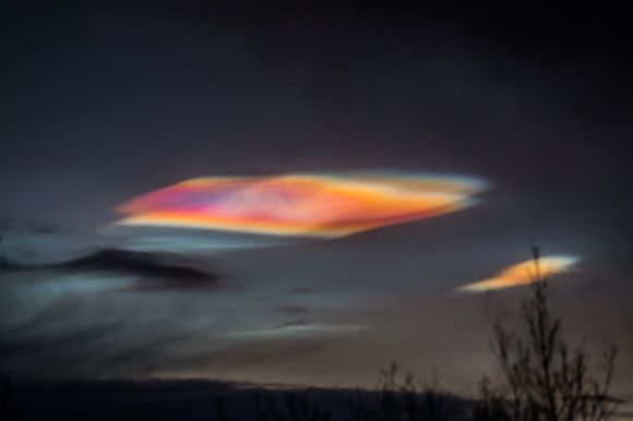 畏怖の念を感じずにはいられない、ノルウェー北部を怪しく照らす虹色に揺らめく妖美な雲「真珠母雲」