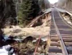 ミシシッピ川の大氾濫でじわじわと決壊していく線路の映像