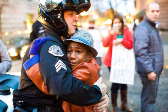 ギスギスした心が蔓延する今、世界中でシェアされた「涙する黒人少年と白人警官とのフリーハグ写真」