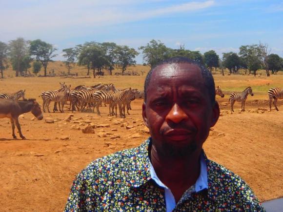 干ばつで水の飲めない野生動物に毎日水を与え続ける男性「ウォーターマン」（ケニア）