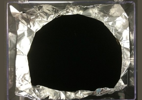 黒すぎてブラックホール。史上最高の黒さを誇る新素材「超黒」が開発される