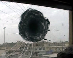 弾丸怖い！窓ガラスに命を救われた瞬間映像