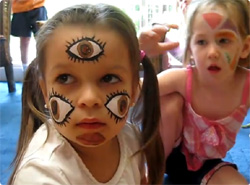 邪鬼眼を３つほど顔につけてもらった少女の形相