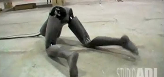 これも不気味の谷と言えるのか？気まずい気分になる半身だけのケーブル制御ロボット(動画アップ)