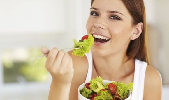 女性はイケメン男性と食事をする時サラダを選ぶ（デンマーク研究）