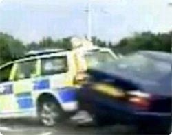 盗難車両に跳ね飛ばされても犯人を追い続けたイギリスのロボコップ警官