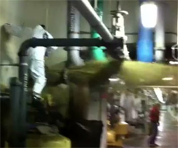 こんな危険と毎日隣り合わせ、下水処理施設で黄色い汚水シャワー