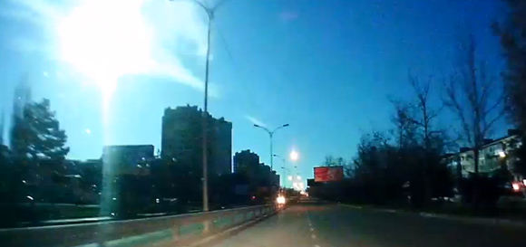 真夜中の空が昼間のように明るく染まる。ウクライナの隕石落下映像