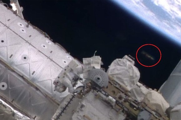 UFOとの遭遇か？国際宇宙ステーションで船外活動中の宇宙飛行士たちの横を通る2機の未確認飛行物体