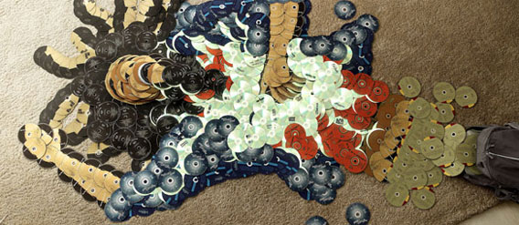 CDでモザイクアート「死に絶えてゆくロックスターたち」