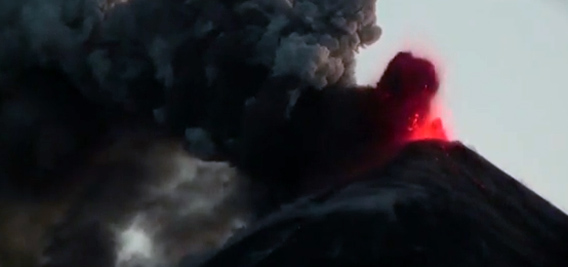 メラメラと燃え、広がる噴煙。ロシアの火山爆発の様子を早回しで