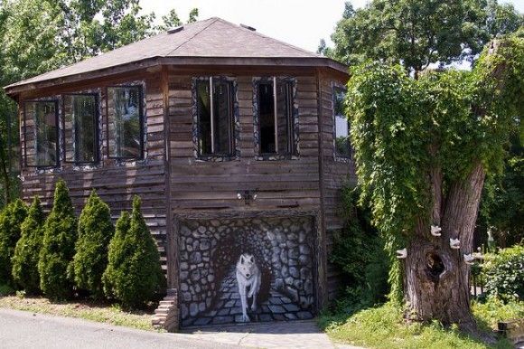 お宅訪問：オオカミが大好きなアーティストが35年かけて完成させたいたるところにオオカミが潜む「オオカミハウス」（アメリカ）