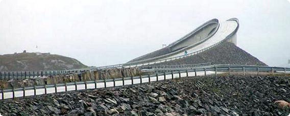 心臓破りの急カーブ。視界から急に道が消えてなくなるハラハラ感が味わえるノルウェーのアトランティックロードに架かる橋